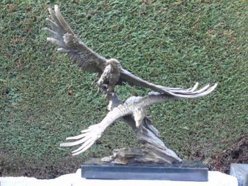statue deux aigles en vol en bronze signé sur socle ., Enlèvement, Bronze