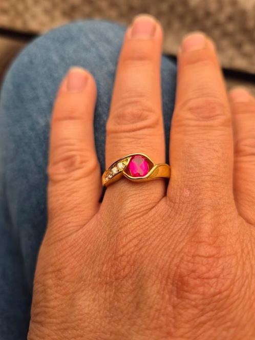 Vergulde ring met rode/roze steen maat 54 in prima staat, Handtassen en Accessoires, Ringen, Zo goed als nieuw, Roze, Ophalen of Verzenden