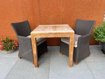 Teaken tafel met 2 comfortabele zeteltjes beschikbaar voor biedingen