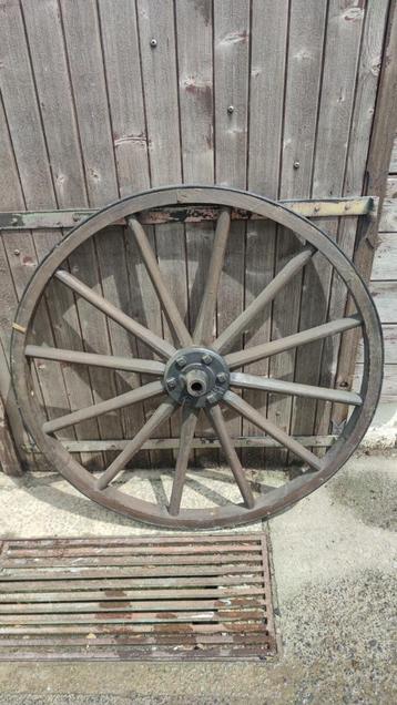 Roue de chariot décorative  beschikbaar voor biedingen