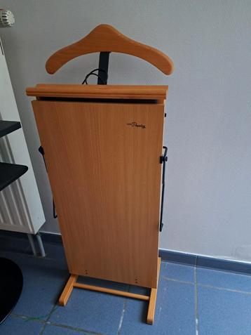 Elektrische broekenpers in perfecte staat beschikbaar voor biedingen