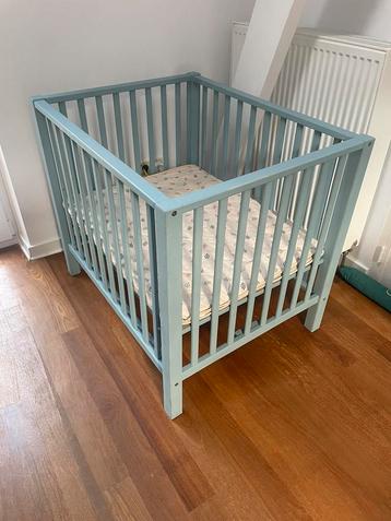 Parc pour bébé / 3 niveaux avec matelas et couvre matelas  disponible aux enchères