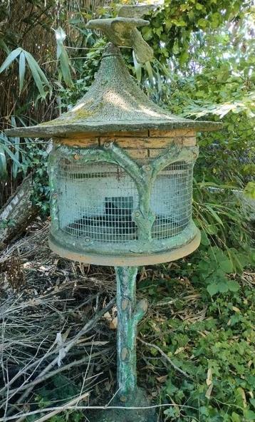 Vintage betonnen vogelkooi, ong.1,8 m. hoogte beschikbaar voor biedingen