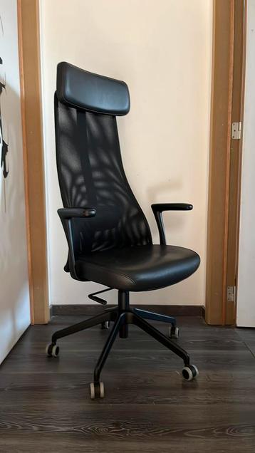 Zwarte ergonomische lederen bureaustoel beschikbaar voor biedingen