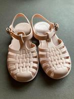 Sandales aquatiques 28, Enlèvement