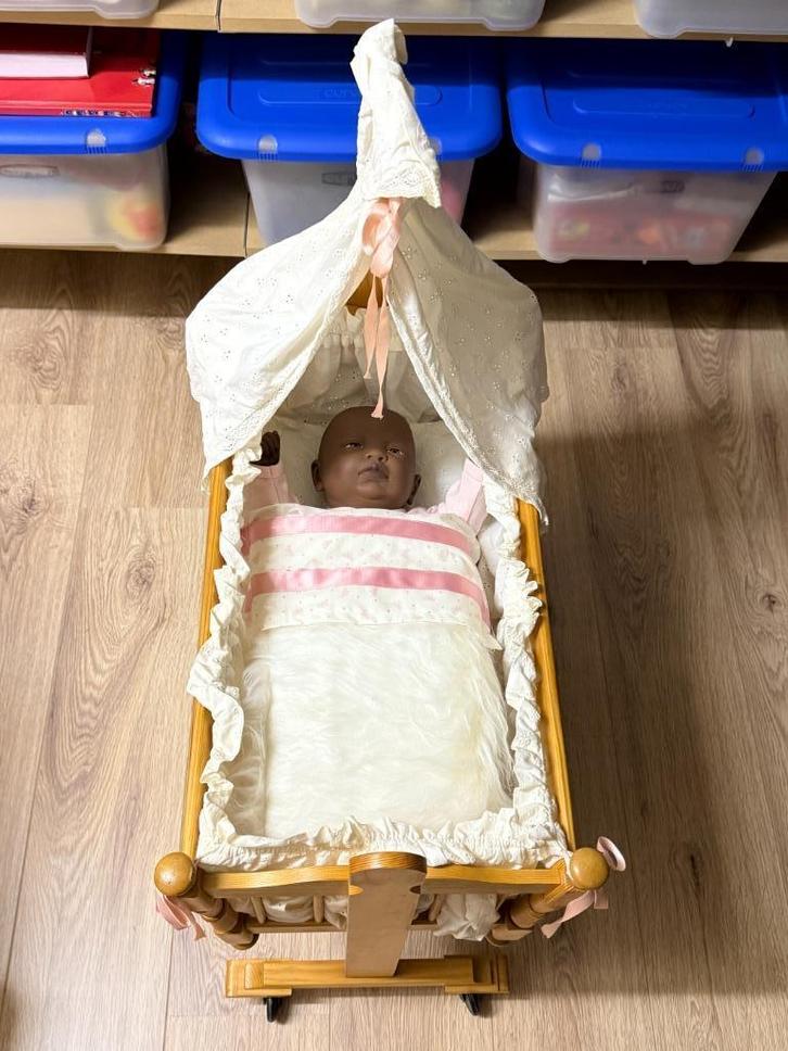 Houten wiegje met pop, Kinderen en Baby's, Speelgoed | Poppen, Gebruikt, Overige typen, Ophalen