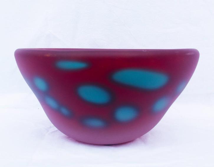 Vintage rood-blauwe glazen schaal / bowl 1980-90s, Huis en Inrichting, Woonaccessoires | Vazen, Gebruikt, Rood, Minder dan 50 cm