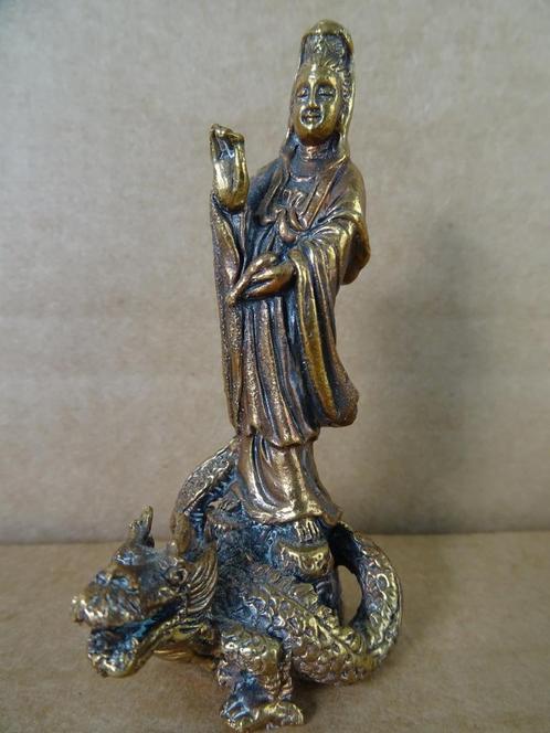 Statuette Guanyin bronze figurine Guanyin sur dragon 8cm, Collections, Statues & Figurines, Comme neuf, Religion, Enlèvement ou Envoi