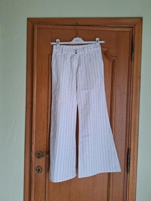 Pantalon blanc à fines lignes noires évasé - Taille  34, Kleding | Dames, Broeken en Pantalons, Zo goed als nieuw, Maat 34 (XS) of kleiner