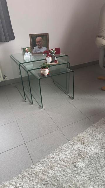 Drie glazen bijzettafeltjes beschikbaar voor biedingen