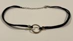 Zwarte choker met ring, Handtassen en Accessoires, Kettingen, Kunststof, Zwart, Ophalen of Verzenden, Verstelbaar