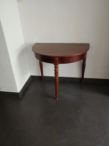 Half-rond tafeltje beschikbaar voor biedingen