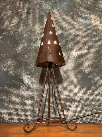 OUDE INDISCHE LAMP. GEEFT HEEL GEZELLIG LICHT. H : 52 CM beschikbaar voor biedingen