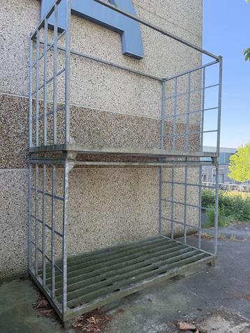 2 stuks ijzer stapelrekken beschikbaar voor biedingen