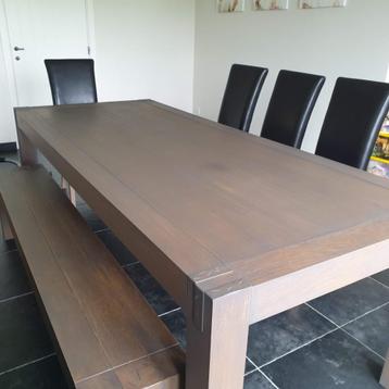 Houten eettafel met zitbank