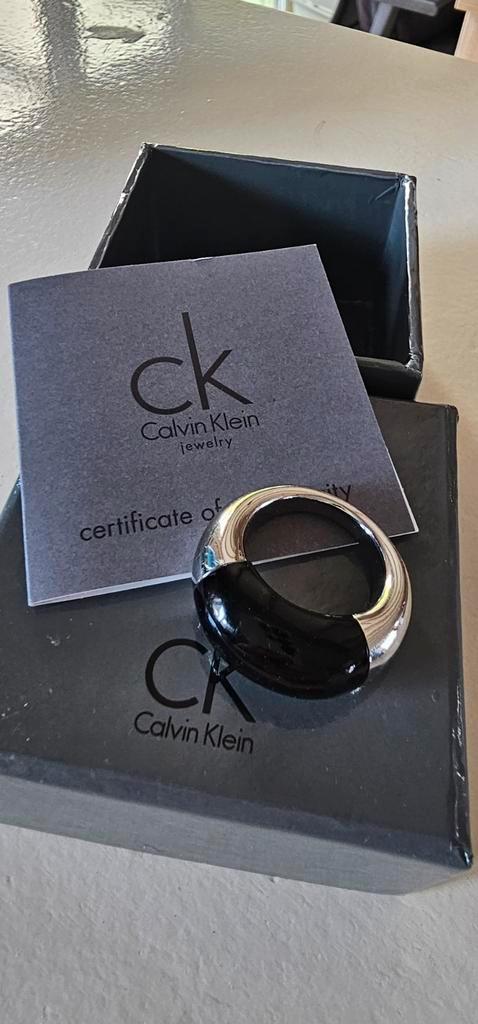 Bague Calvin Klein noire taille 17, Handtassen en Accessoires, Ringen, Zo goed als nieuw, Ophalen of Verzenden