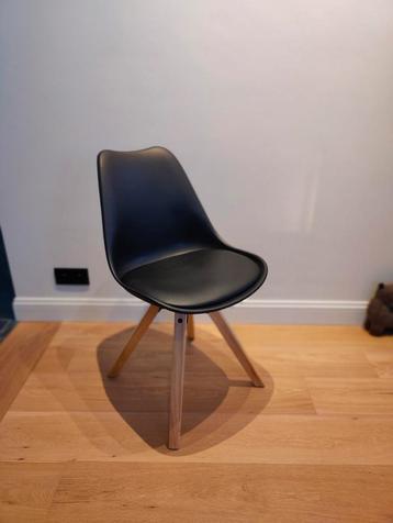 8 Eetkamerstoelen in perfecte staat beschikbaar voor biedingen