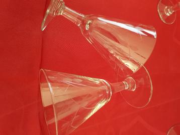 Setje glaswerk van geslepen glas beschikbaar voor biedingen