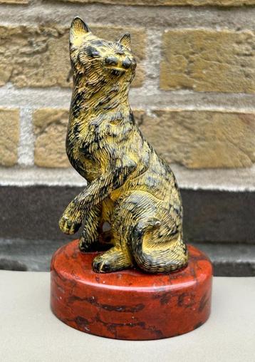 Bronzen katje op marmer sokkel