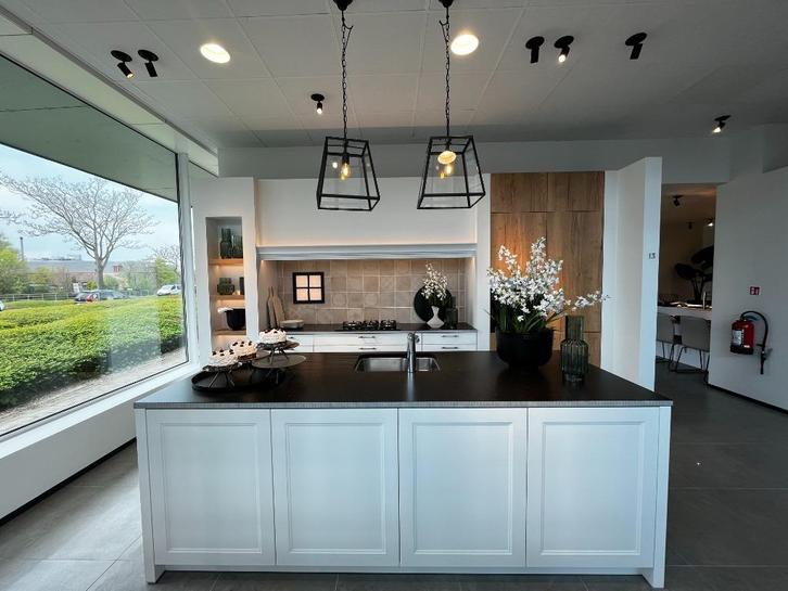 Toonzaalkeuken Brugge 1 Expo 13, Huis en Inrichting, Keuken | Complete keukens, Zo goed als nieuw, Overige typen, Grijs, Met kookeiland