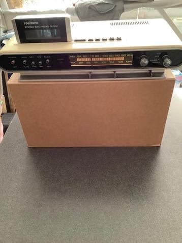 Retro klok radio realtone stereo electronic clock beschikbaar voor biedingen