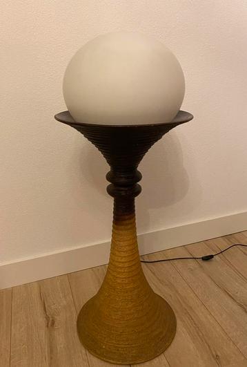 Lampadaire en céramique Doria vintage avec boule de verre disponible aux enchères