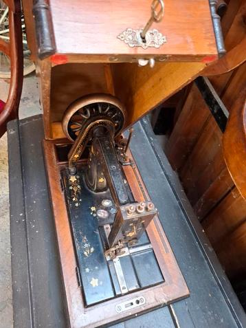 Oude naaimachine beschikbaar voor biedingen