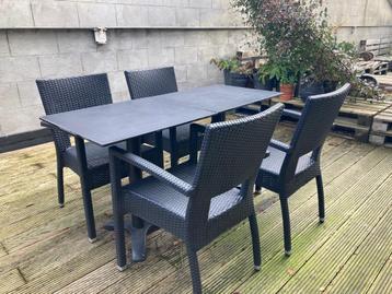 Stevige tuinset: 2 tafels + 4 stoelen beschikbaar voor biedingen