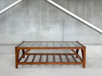 Landelijke salontafel met glas beschikbaar voor biedingen
