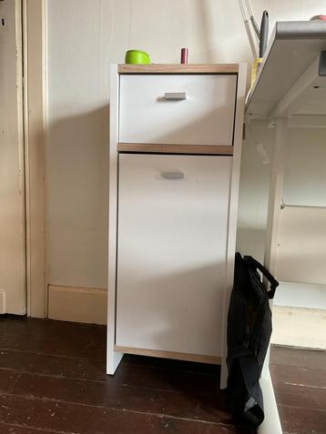 Small closet / Klein badkamer meubel beschikbaar voor biedingen
