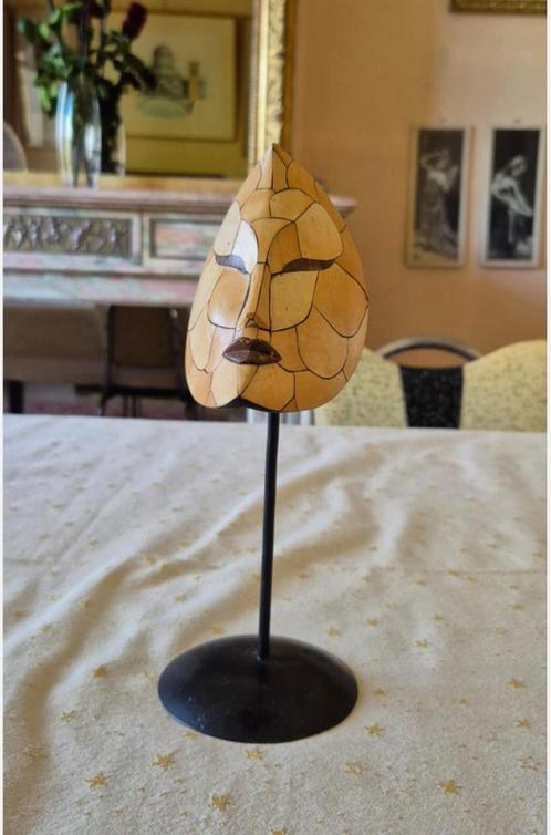 Houten masker dat een gezicht voorstelt op een metalen steun, Antiek en Kunst, Kunst | Schilderijen | Klassiek, Ophalen of Verzenden