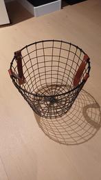 Corbeille en métal noir avec poignée en cuir marron d'occasi, Maison & Meubles, Accessoires pour la Maison | Plataux & Paniers