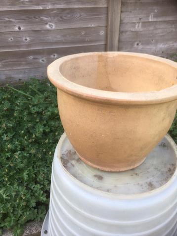Stenen bloempot  beschikbaar voor biedingen