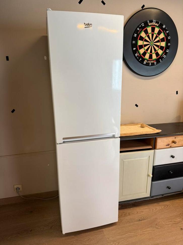 Beko | Koelkast met diepvries RCHE300K40WN, Elektronische apparatuur, Koelkasten en IJskasten, Zo goed als nieuw, Ophalen