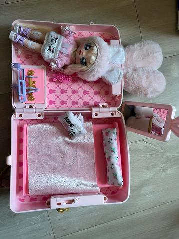 Roze rugzak met ingebouwd poppenhuisje beschikbaar voor biedingen