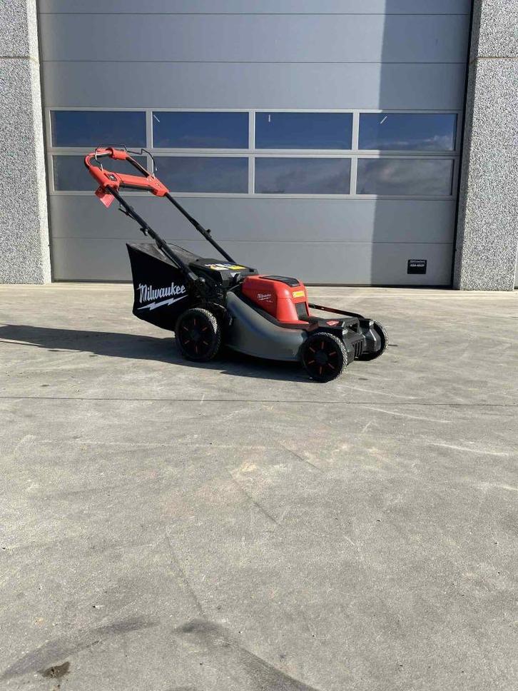 Duwmaaier Milwaukee, Tuin en Terras, Grasmaaiers, Nieuw, Accu-grasmaaier, 50 cm of meer, Cirkelmaaier, Ophalen