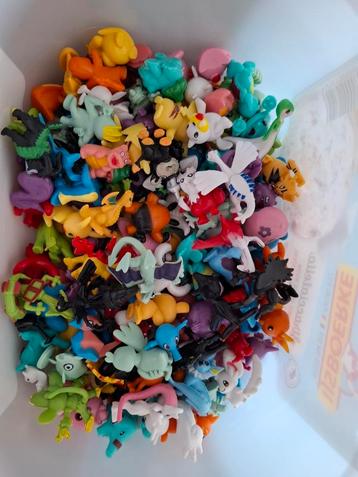 Figurines Pokémon en cadeau (plus de 70 pièces)