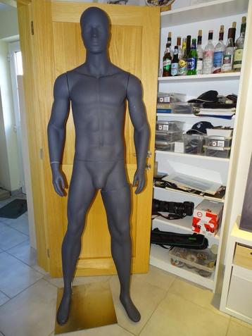 mannequin magasin beschikbaar voor biedingen