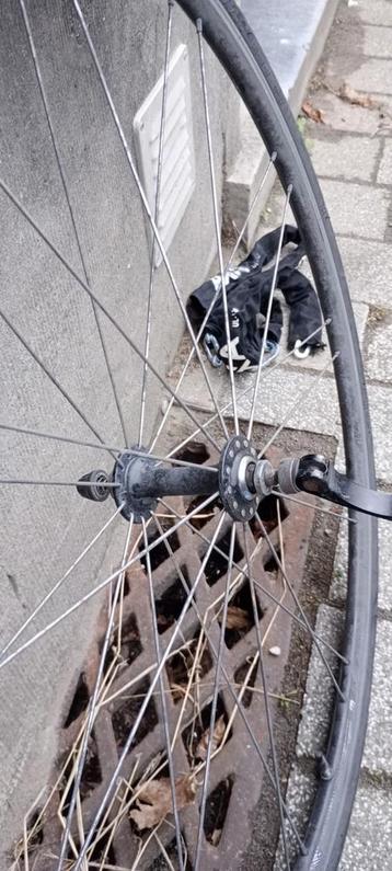 Ensemble de roues avant et arrière disponible aux enchères