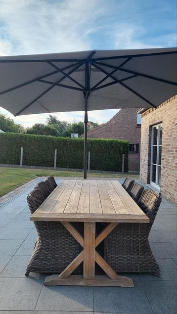 *Manutti* Teaken tafel met 6 stoelen en 6 kussens beschikbaar voor biedingen