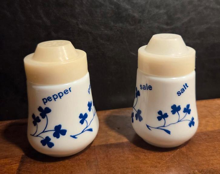 Salière et poivrière vintage en verre à lait, Antiquités & Art, Antiquités | Ustensiles de cuisine, Enlèvement ou Envoi