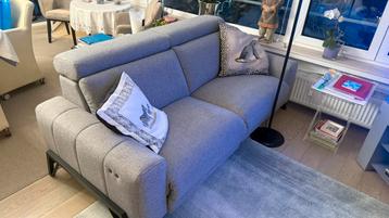 Zitbank met 2 Electrische relaxen beschikbaar voor biedingen