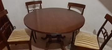 Eettafel met 4 stoelen beschikbaar voor biedingen