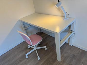 Bureau en stoel beschikbaar voor biedingen