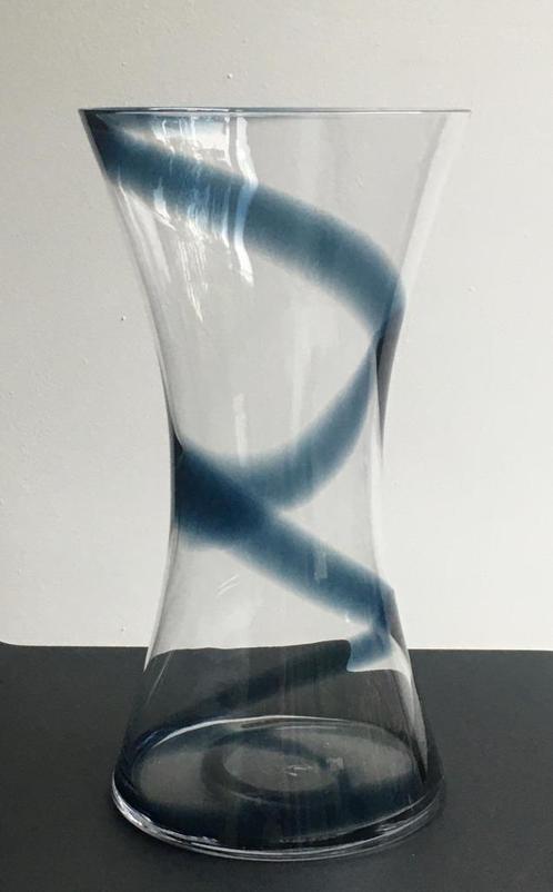 Glazen vaas van designer Anne Nilsson, Huis en Inrichting, Woonaccessoires | Vazen, Zo goed als nieuw, Overige kleuren, Minder dan 50 cm