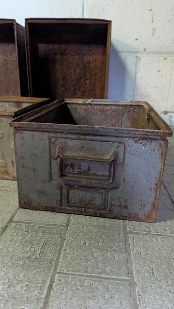 Metalen bakjes te koop beschikbaar voor biedingen