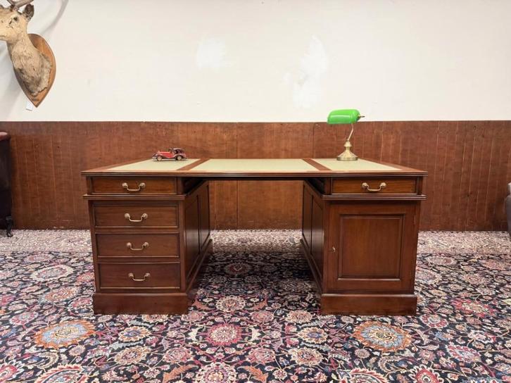 Klassiek Engels Chesterfield Bureau Partnerdesk, Antiek en Kunst, Antiek | Kantoor en Zakelijk, Ophalen of Verzenden