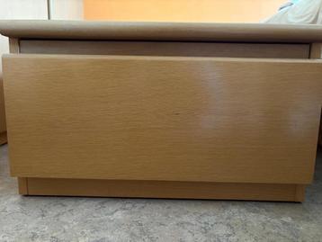 Twee nachtkasten met 2 laden beschikbaar voor biedingen