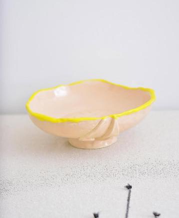 Keramiek schaal geel en beige beschikbaar voor biedingen