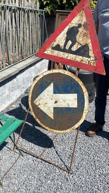 Oude staander met verkeersborden beschikbaar voor biedingen